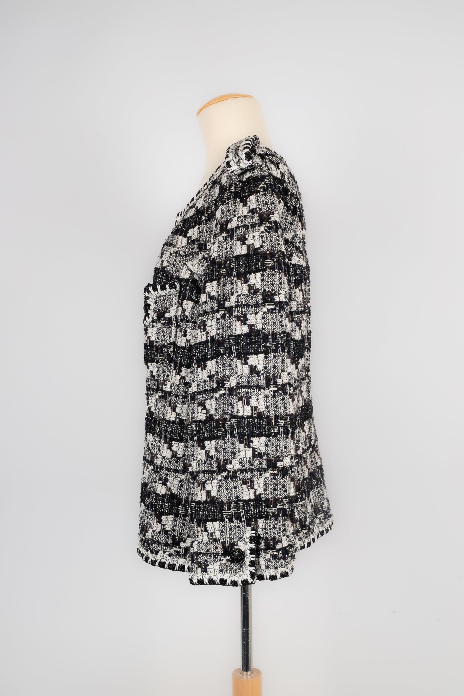 Chanel - (Made in France) Black and white tweed jacket. Size 46FR. 2006 Cruise Collection under the direction of Karl Lagerfeld.

Additional information:
Condition: Very good condition
Dimensions: Shoulder width: 49 cm - Sleeve length: 53 cm -