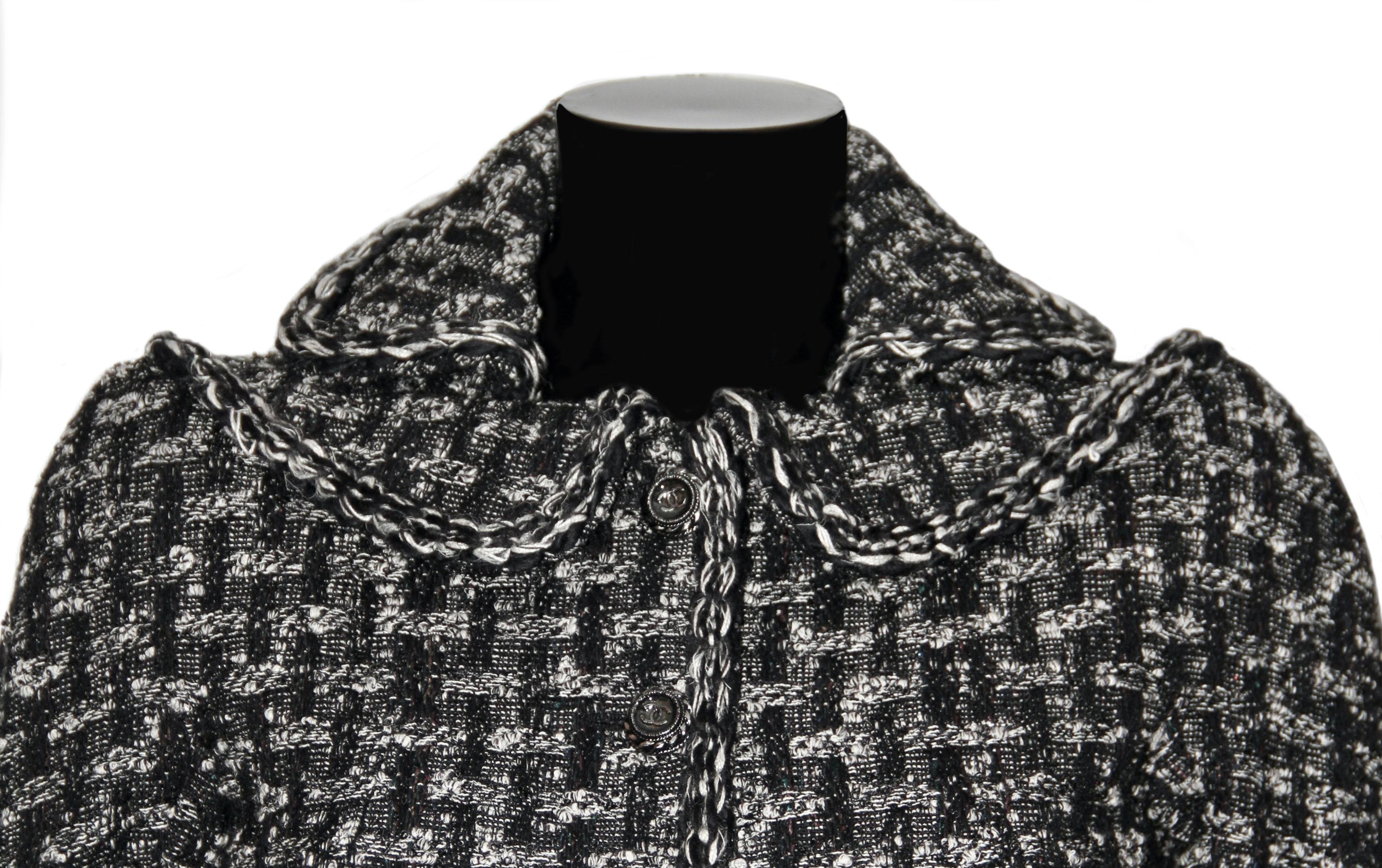 Classic with a twist for this pre-owned tweed jacket from the house of Chanel.
Slightly fitted with a double collar detail, this jacket is crafted in a beautiful black and white tweed, favorite of Chanel.
2 front flap pockets with a CC button and 5x