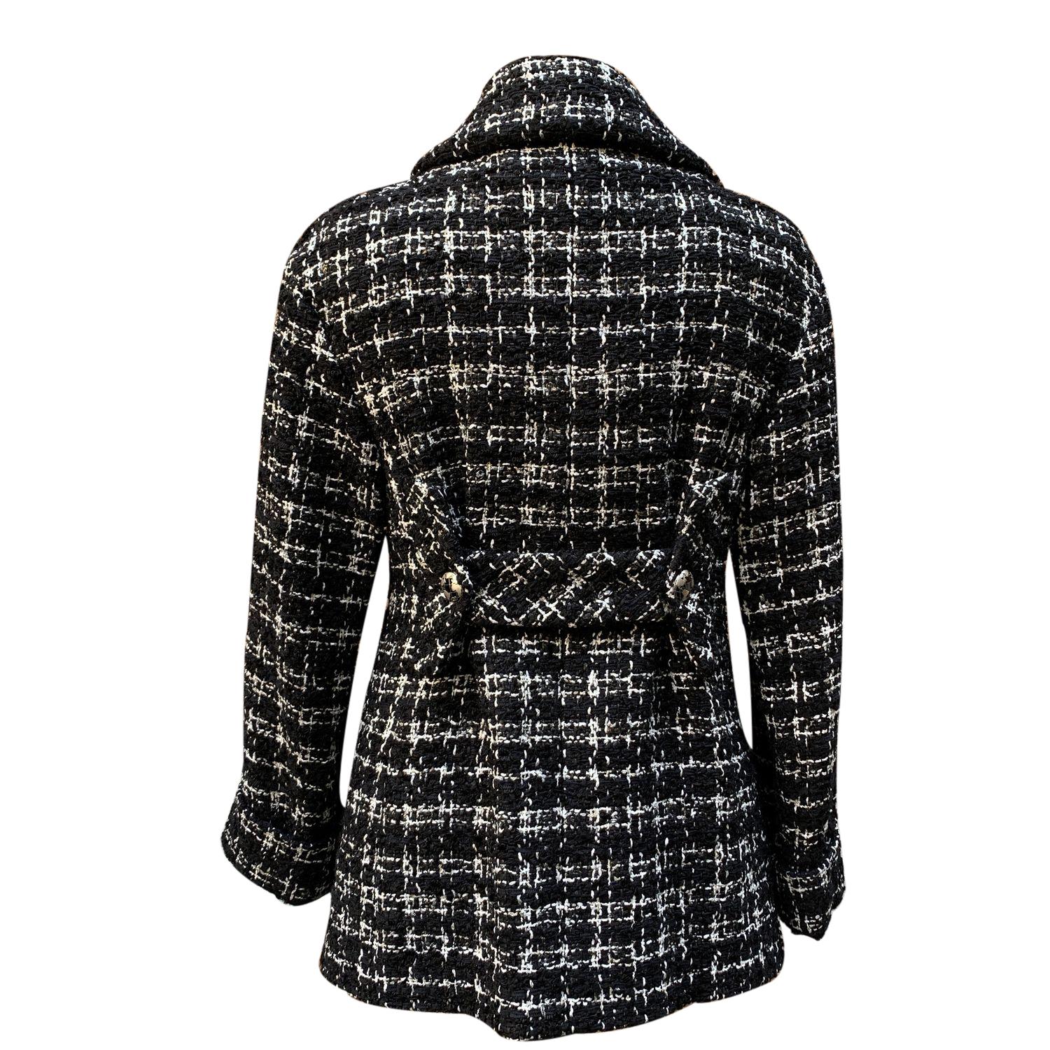 Chanel Black and White Tweed Planisphere Jacket Size 38 FR In Excellent Condition For Sale In Rome, Rome