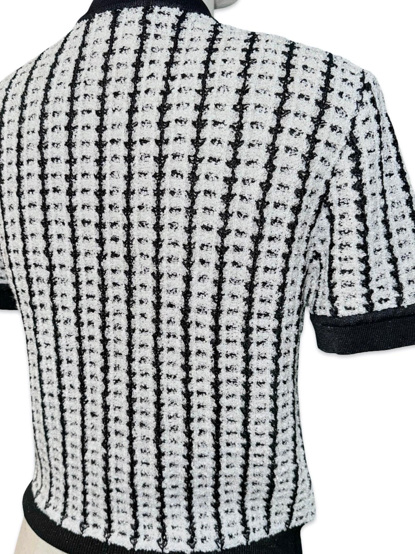 Gris Veste cardigan à manches courtes en tweed noir et blanc de Chanel en vente