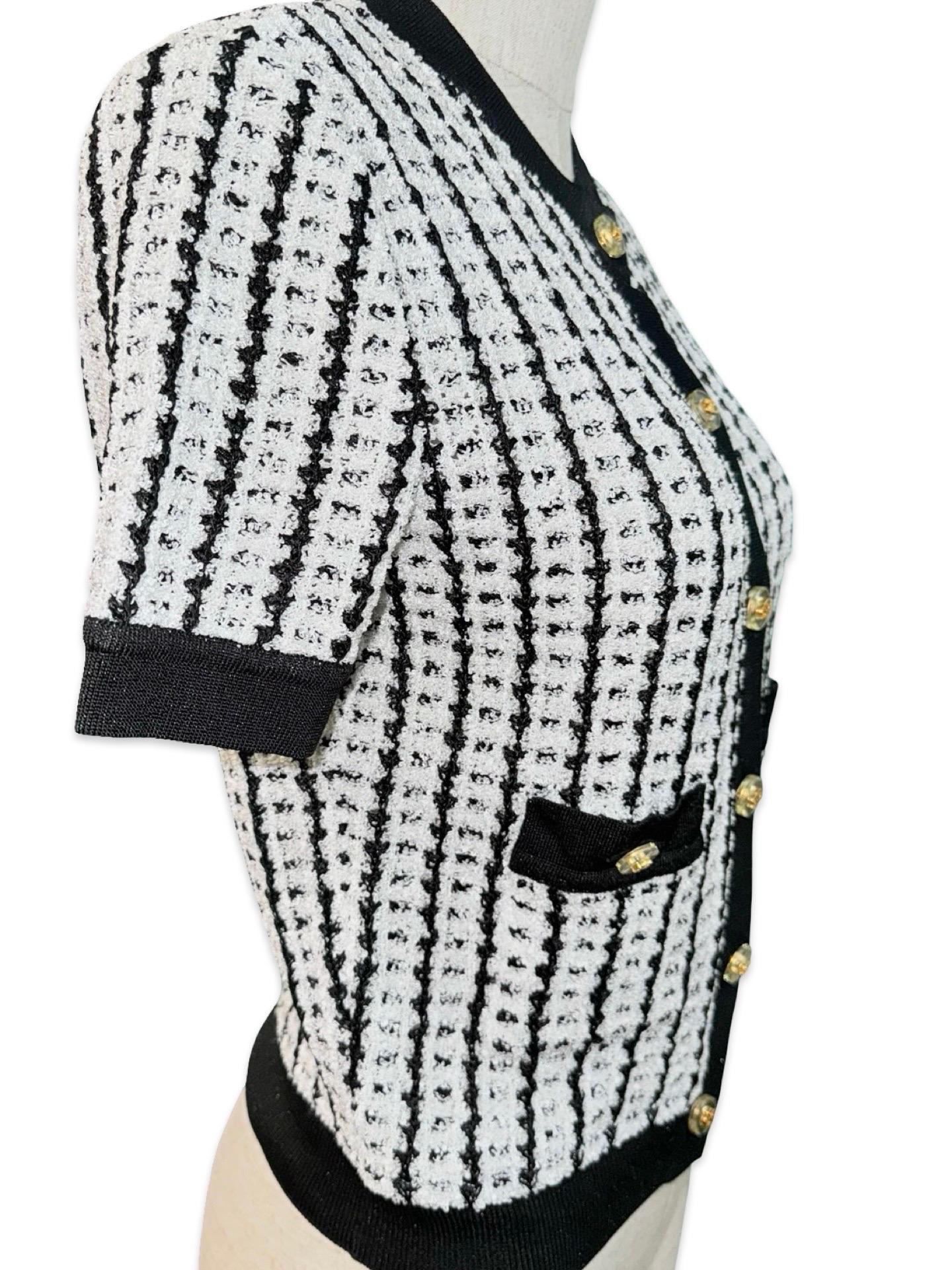 Veste cardigan à manches courtes en tweed noir et blanc de Chanel Bon état - En vente à Sheung Wan, HK