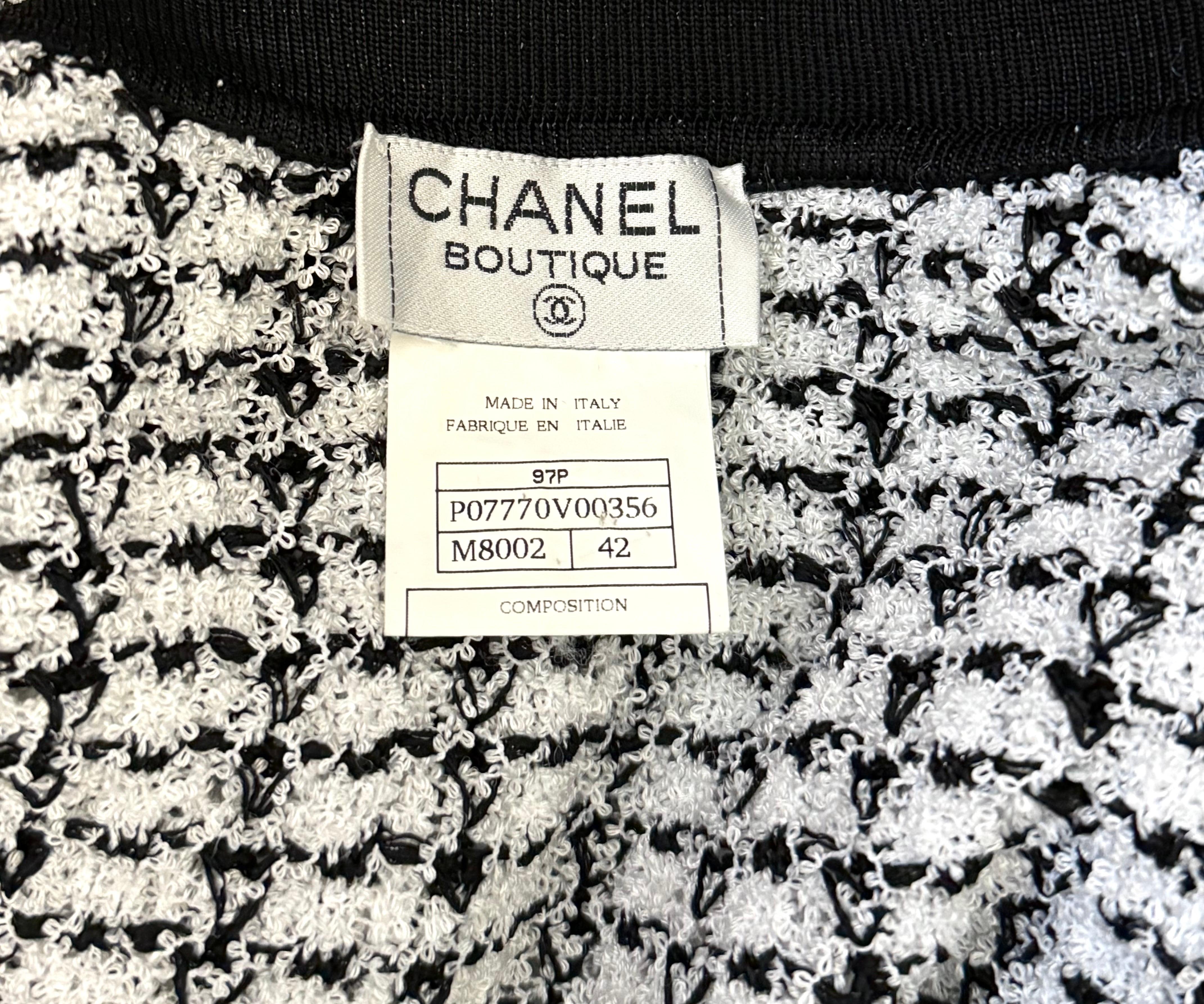 Veste cardigan à manches courtes en tweed noir et blanc de Chanel Pour femmes en vente