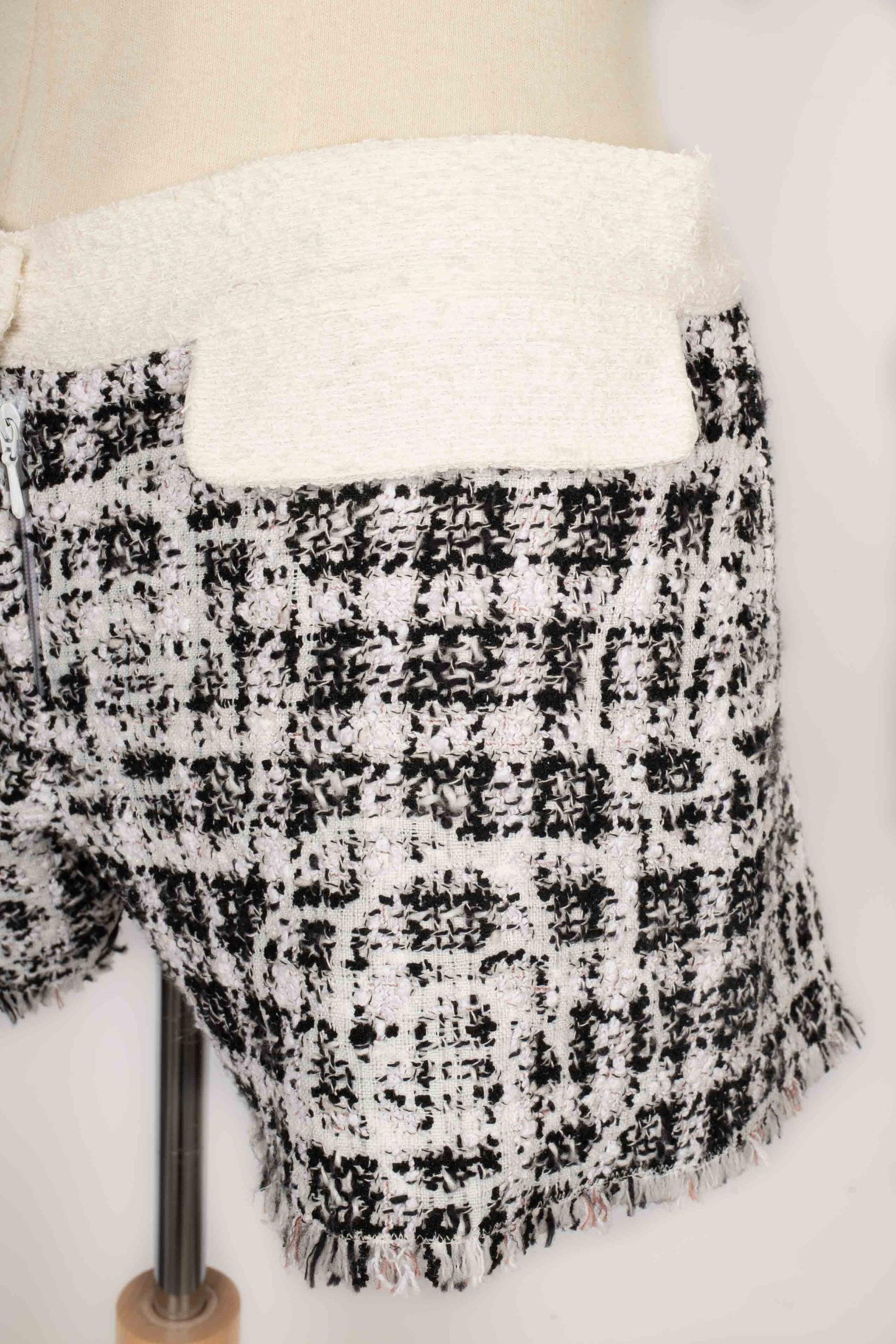 Pantaloncini in tweed bianco e nero di Chanel 1