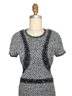 Chanel Mini-Kleid aus schwarz-weißem Tweed mit Seidenbesatz, Größe FR 36