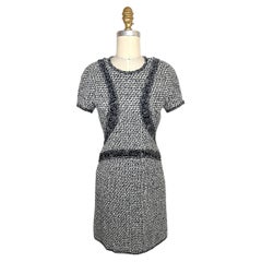 Chanel Mini-Kleid aus schwarz-weißem Tweed mit Seidenbesatz, Größe FR 36