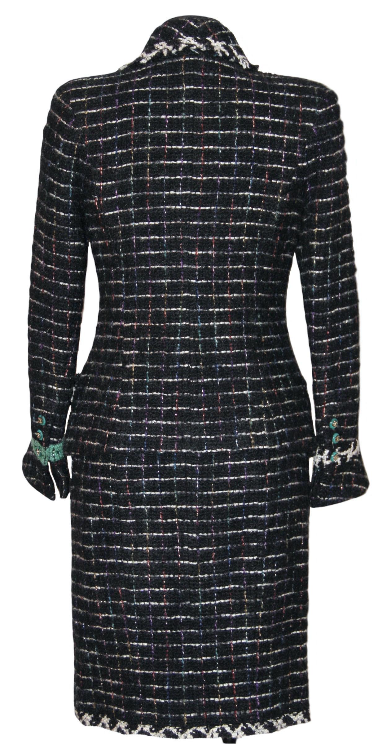 In perfect condition, this pre-owned Chanel suit is crafted in a beautiful black and white wool mix tartan pattern tweed. 
The jacket is double breasted finished with 10 green CC buttons and 2 pockets - one green, one black/white.
Each sleeve has 3x