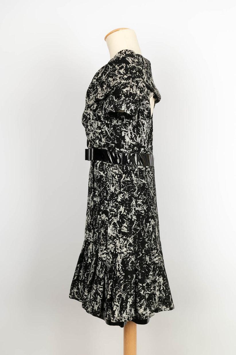 Chanel -(Made in France) Kleid aus schwarzer und weißer Wolle und schwarzem Kunstleder. Größe 38FR.

Zusätzliche Informationen: 
Abmessungen: Schulterbreite: 42 cm, Brustumfang: 45 cm, Taillenumfang: 37 cm, Länge: 86 cm
Zustand: Sehr guter