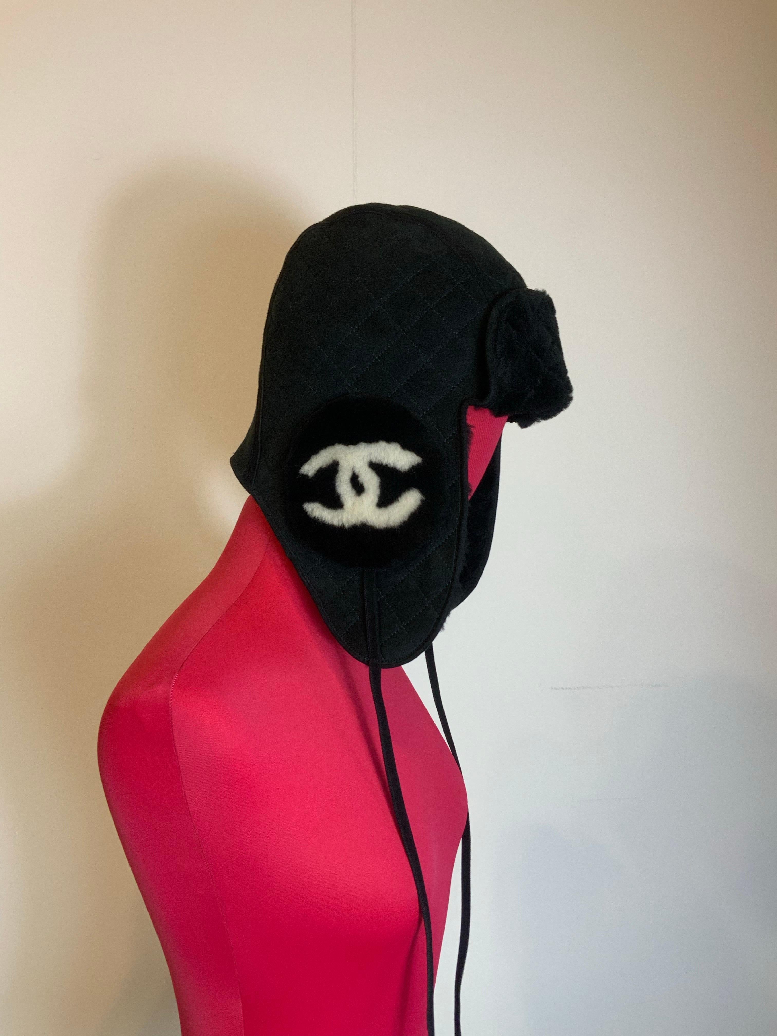 Sombrero de aviador Chanel.
Falta la etiqueta de composición y talla.
En piel de oveja con detalles de ante.
Se adapta a una M internacional.
Largo 32 cm 
Diámetro 31 cm
Nuevo, nunca usado.