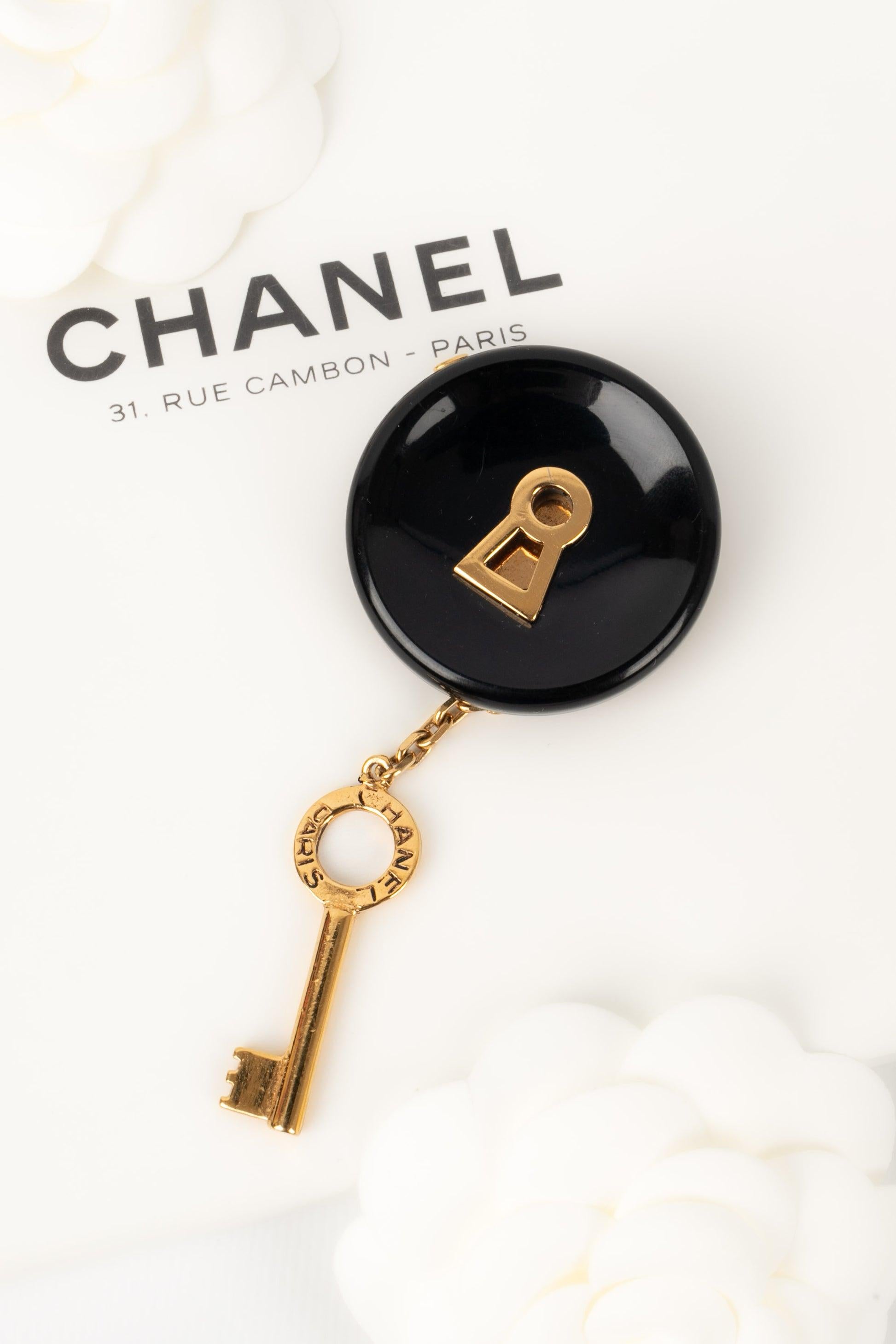 Chanel - (Made in France) Black bakelite and golden metal brooch. Fall-Winter 1999 Collection.

Additional information:
Condition: Very good condition
Dimensions: Height: 10 cm - Width: 4.5 cm

Seller Reference: BRB135

