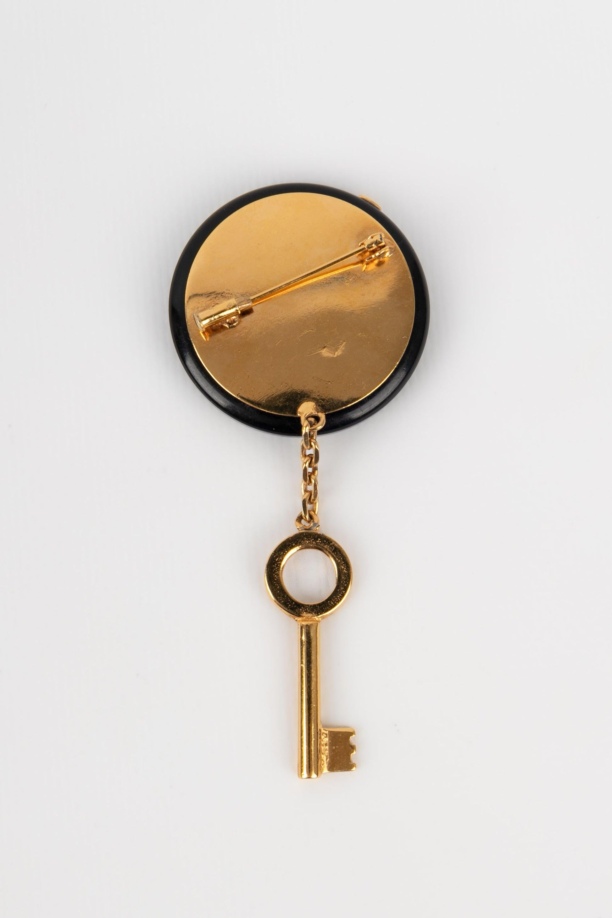 Broche Chanel de baquelita negra y metal dorado, 1999 en Excelente estado para la venta en SAINT-OUEN-SUR-SEINE, FR