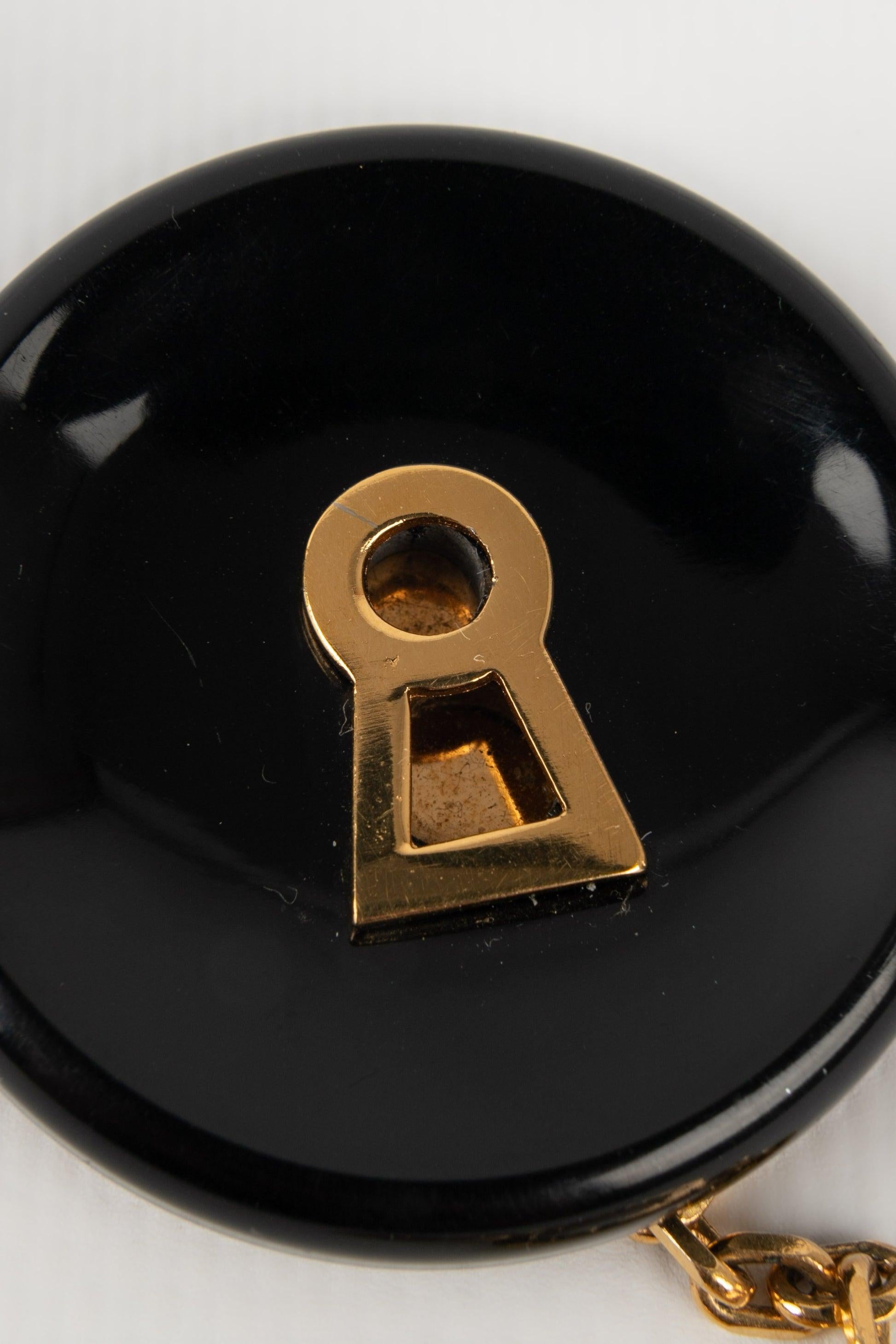 De las mujeres Broche Chanel de baquelita negra y metal dorado, 1999 en venta