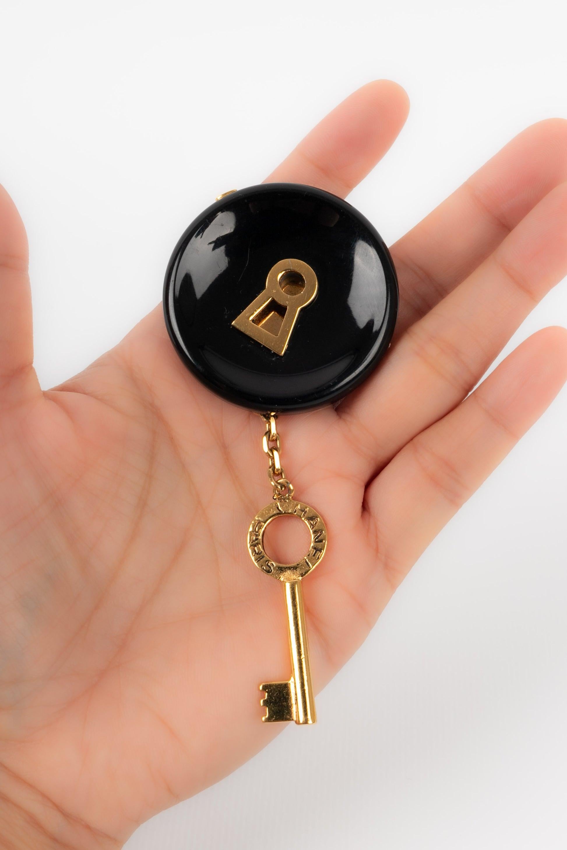 Broche Chanel de baquelita negra y metal dorado, 1999 en venta 3