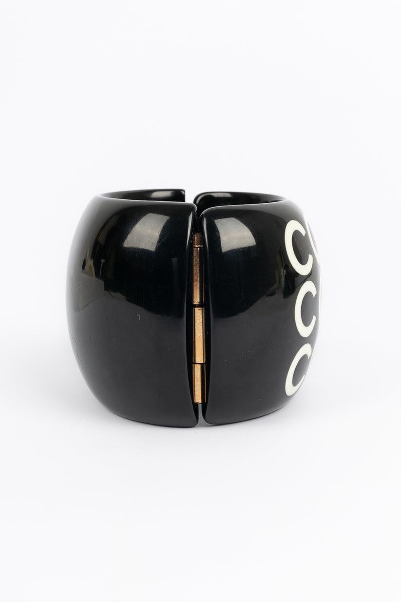 Chanel - (Made in France) Black bakelite bracelet. Fall-Winter 2001 collection.

Additional information:

Dimensions: Circumference: 17 cm
Width: 5.5 cm

Condition: Very good condition

Seller Ref number: BRAB102