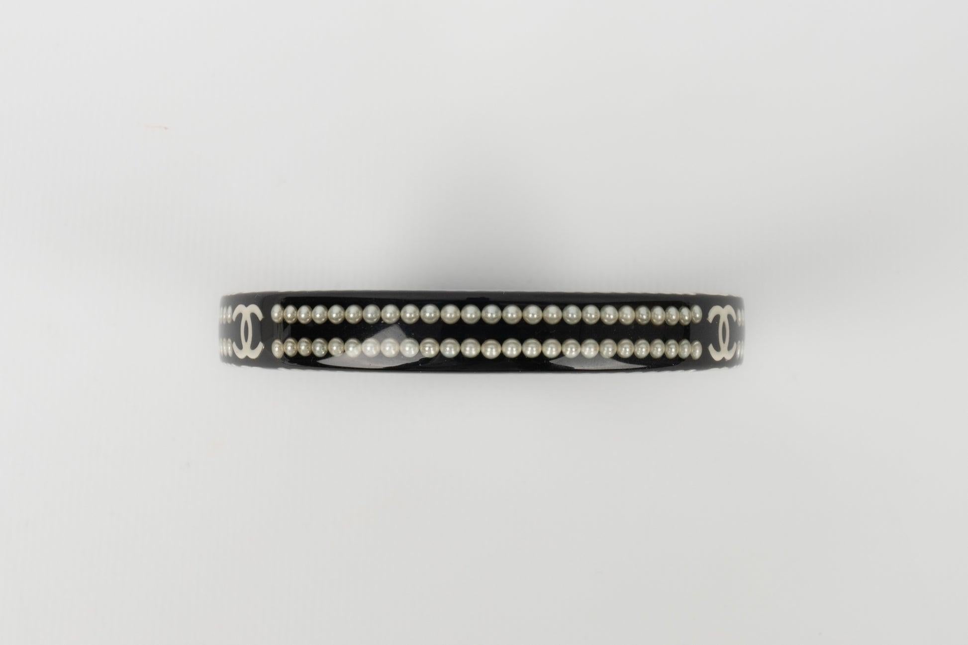 Chanel Black Bakelite Bracelet Embedded with Costume Pearls, 2010 In Excellent Condition In SAINT-OUEN-SUR-SEINE, FR