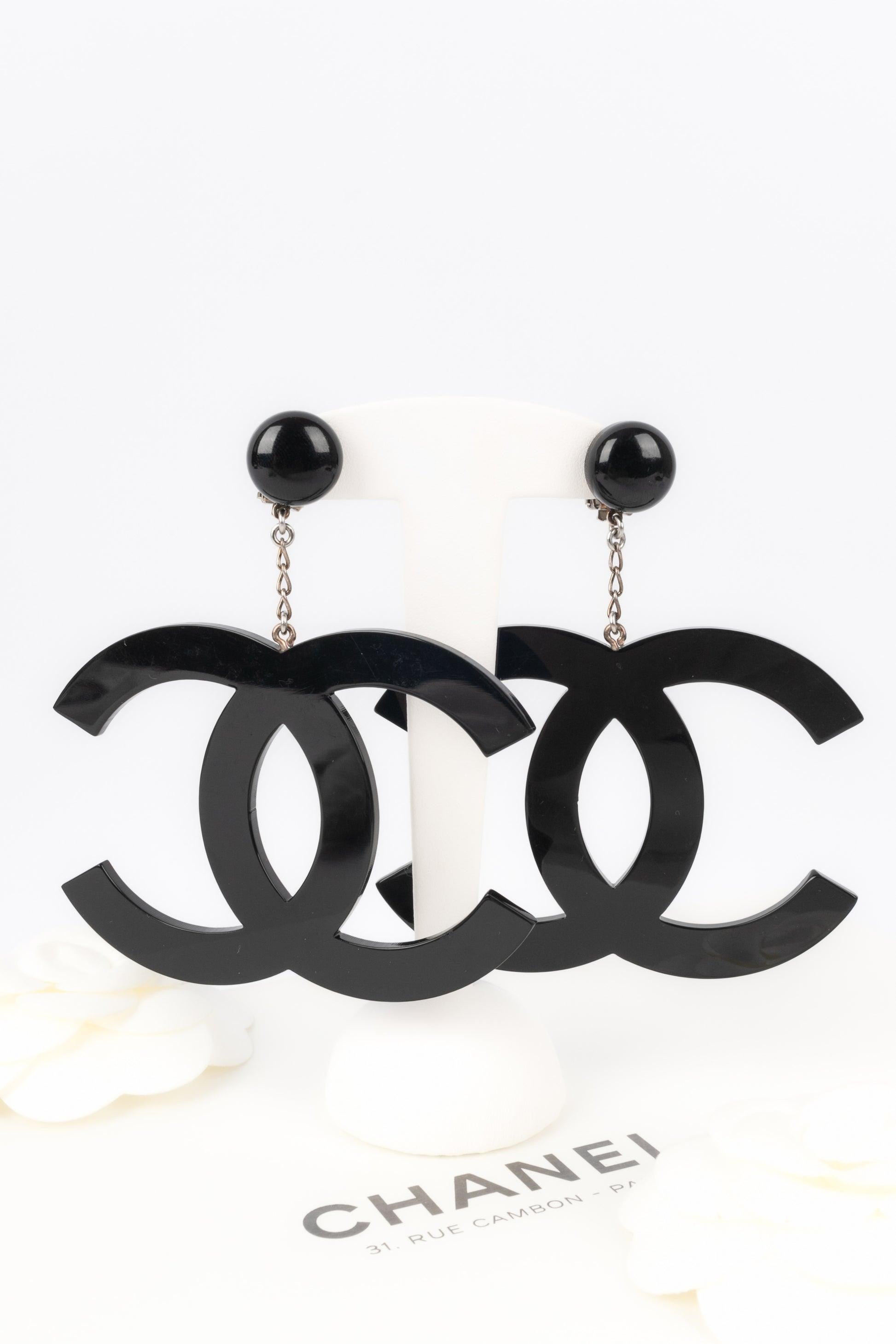 Chanel - (Made in France) Black Bakelite cc logo earrings. 1996 Spring-Summer Collection.

Additional information:
Condition: Very good condition
Dimensions: Height: 9 cm
Period: 20th Century

Seller Reference: BOB100