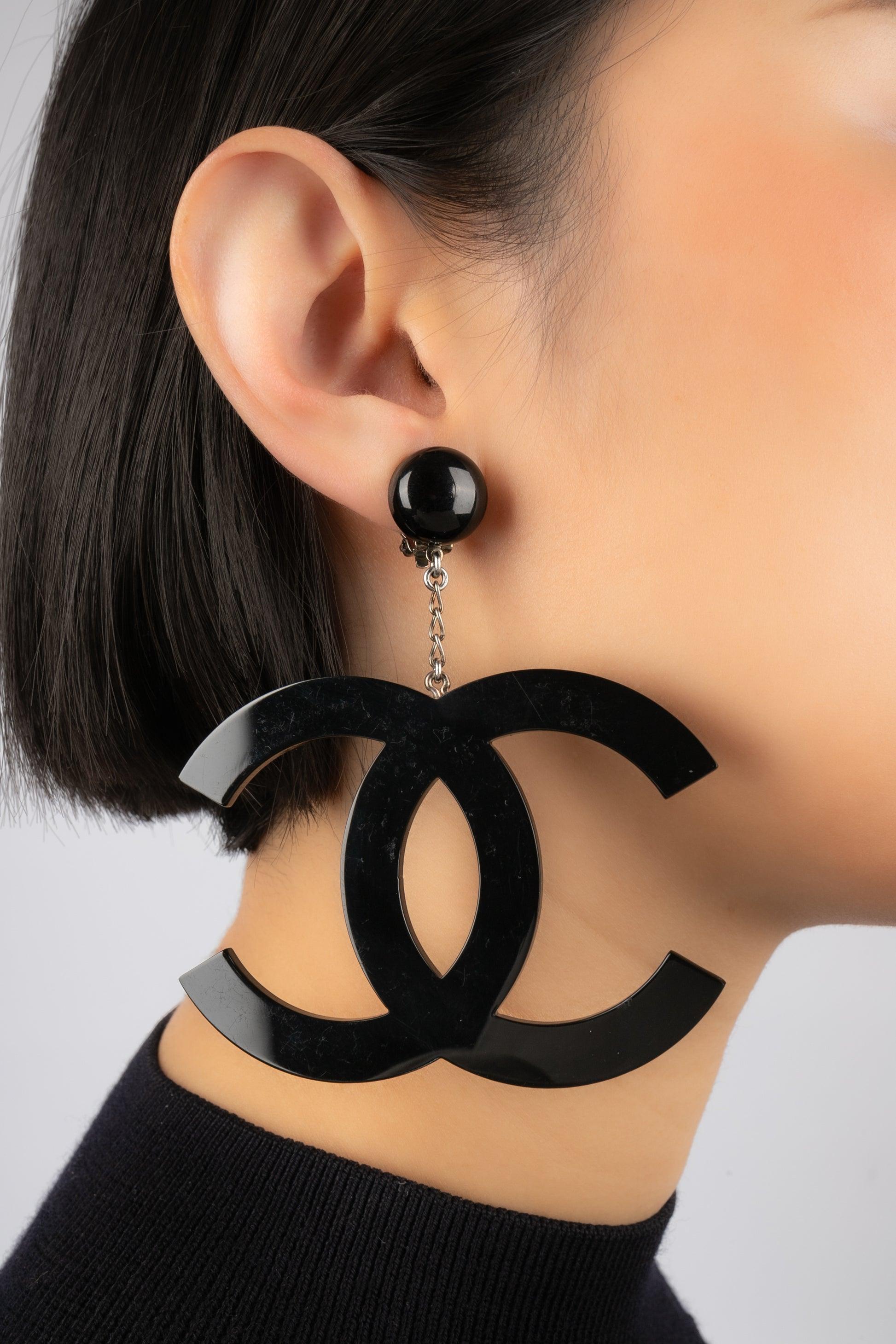 Chanel Black Bakelite CC Logo Earrings, 1996 In Excellent Condition In SAINT-OUEN-SUR-SEINE, FR