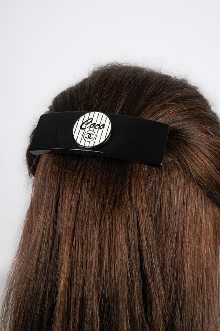 Chanel - (Made in France) Black bakelite hair clip. 2006 Cruise Collection.

Additional information:
Condition: Very good condition
Dimensions: 9.5 cm x 3 cm
Period: 21st Century

Seller Reference: BARB7