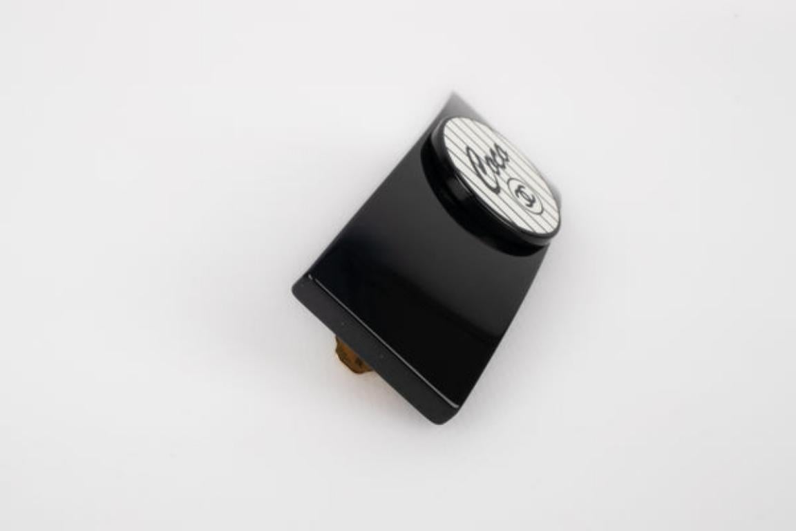 Chanel Black Bakelite Hair Clip 2006 In Excellent Condition For Sale In SAINT-OUEN-SUR-SEINE, FR