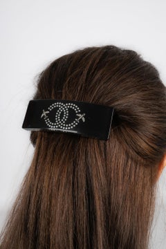 Chanel Pinza para el pelo de baquelita negra con logotipo CC, 2016