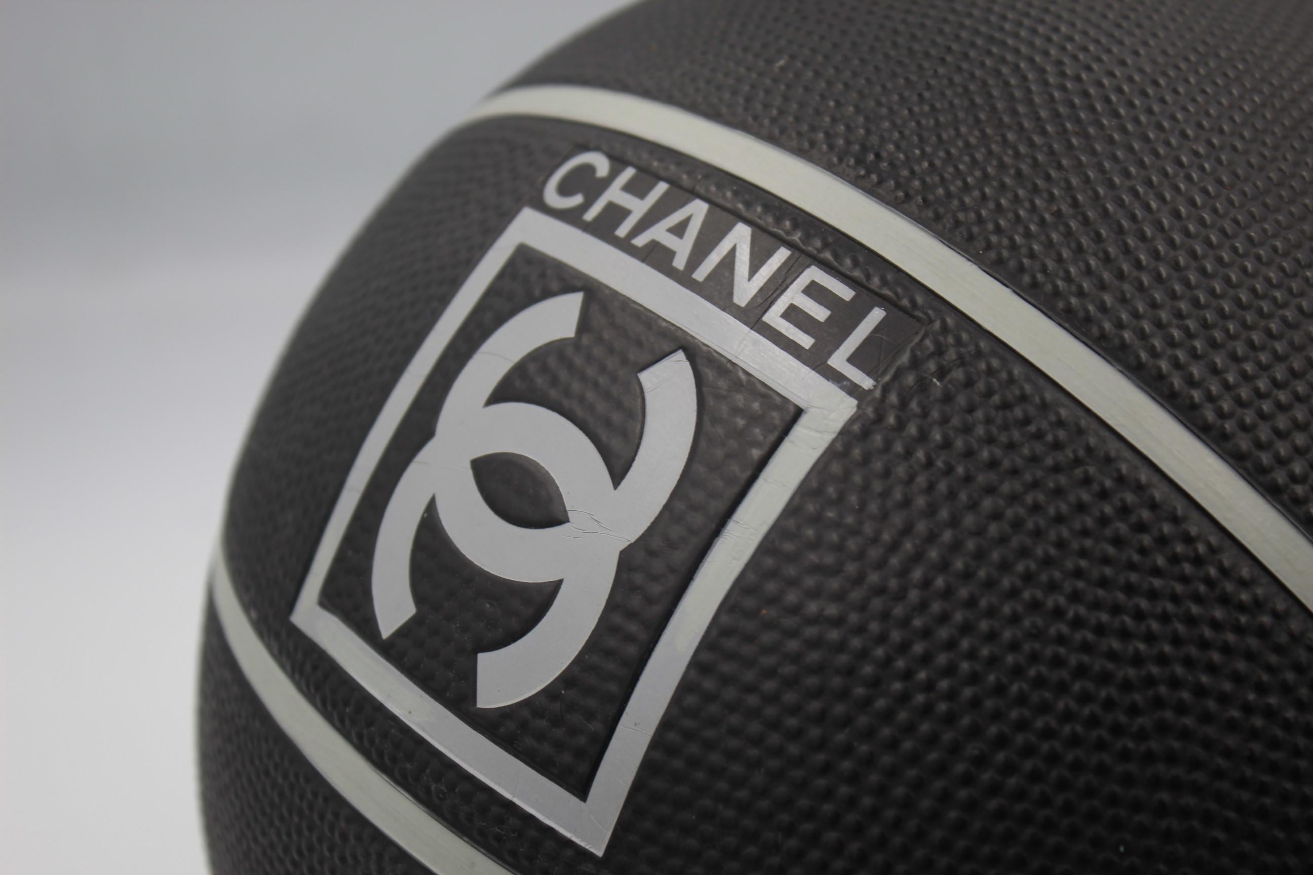 Chanel Basketball in black plastic.

Good condition ligh signs of use

Perfect for collector or décoration