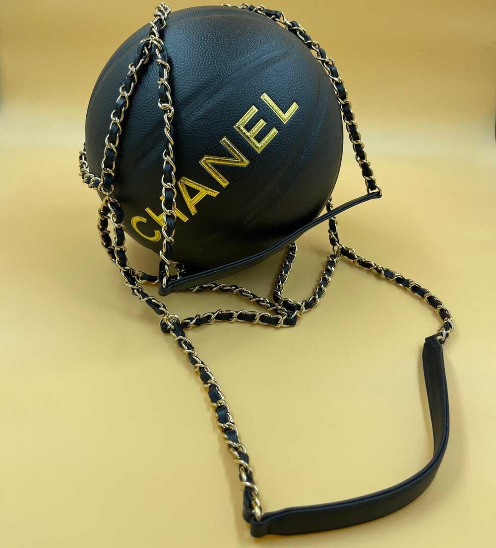 Superb Chanel black basketball and its chain interlaced with black leather bag.
Collector's item from the Paris-New York 2019 Métiers d'Arts collection.

Will be delivered in its Chanel dustbag.