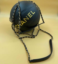 Chaîne panier Chanel noire avec sa chaîne en cuir et métal