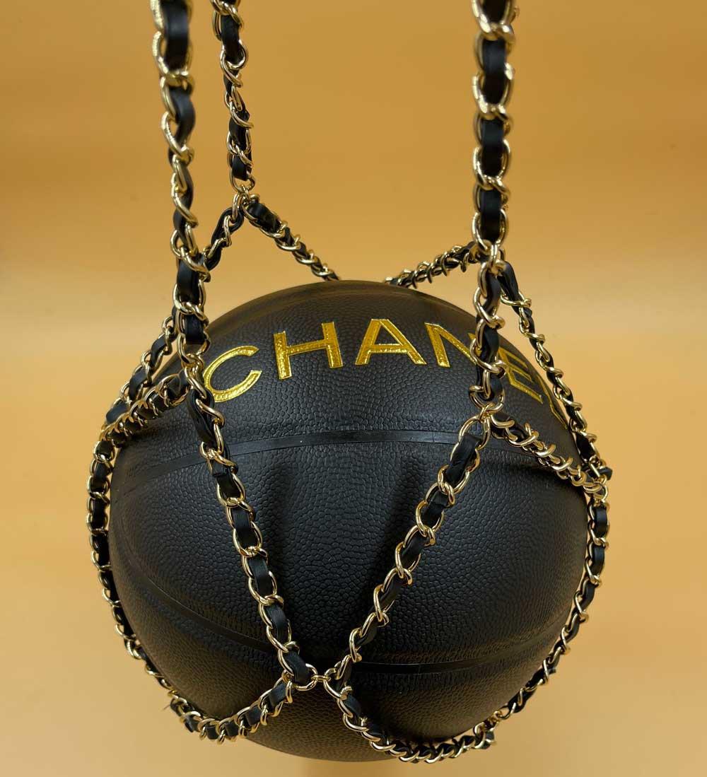 CHANEL Black BasketBall with its Chain in Leather and Metal In Excellent Condition In Paris, FR