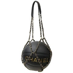 CHANEL Schwarzer Korball mit Kette aus Leder und Metall