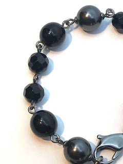 Chanel - Bracelet de perles et perles noires avec breloque