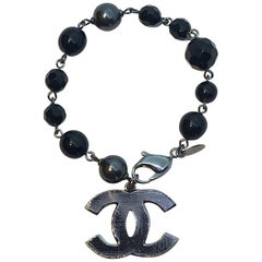 Chanel Schwarzes Perlenarmband mit Charme und Perlen