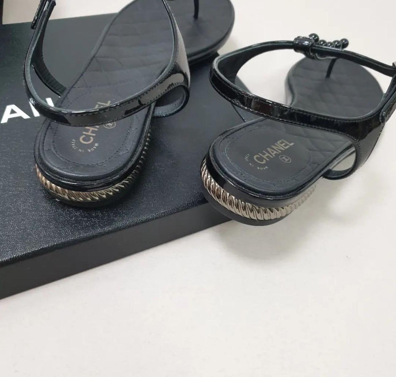 Chanel Black Bead Chain Thong Sandals In New Condition For Sale In Krakow, PL
