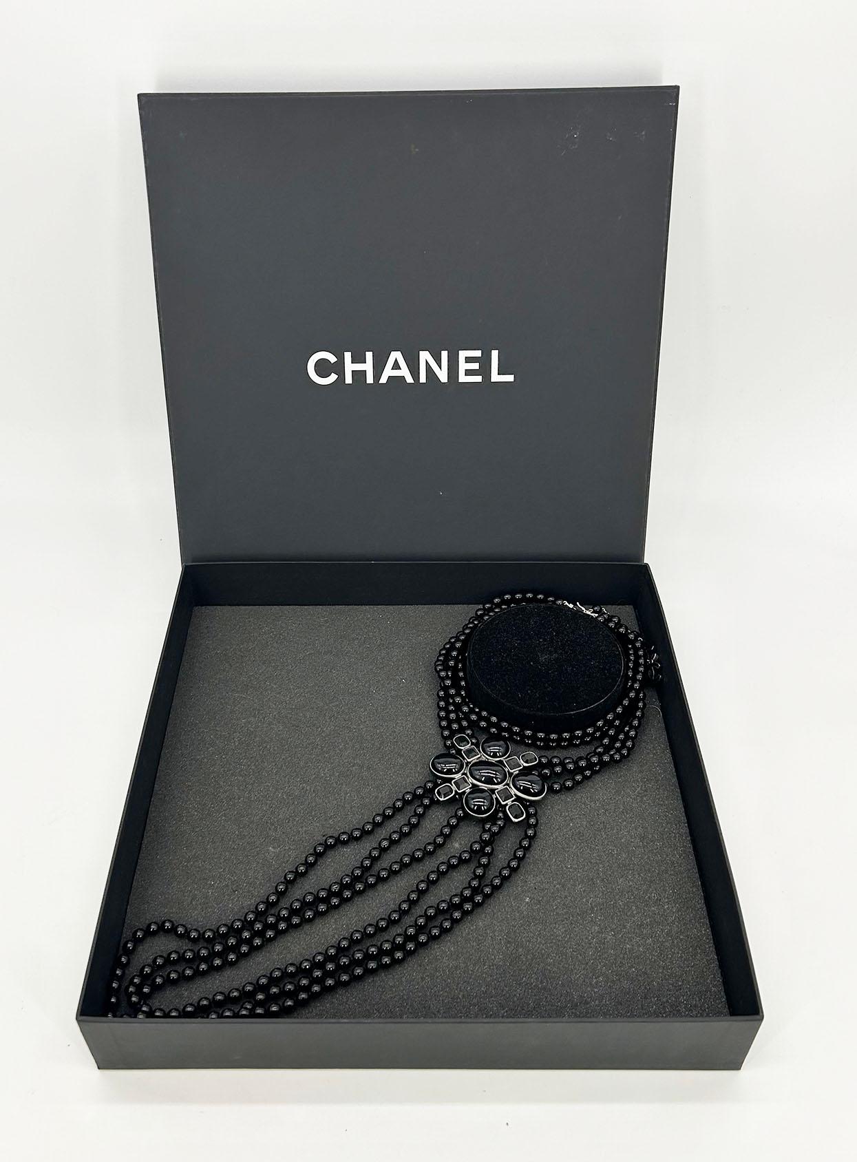 Chanel Schwarze perlenbesetzte mehrreihige Emblem-Halskette mit Emblem im Angebot 7