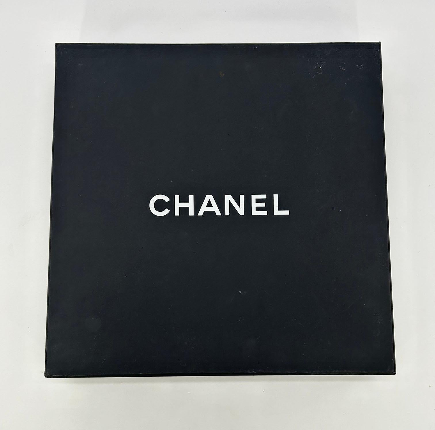 Chanel Schwarze perlenbesetzte mehrreihige Emblem-Halskette mit Emblem im Angebot 8