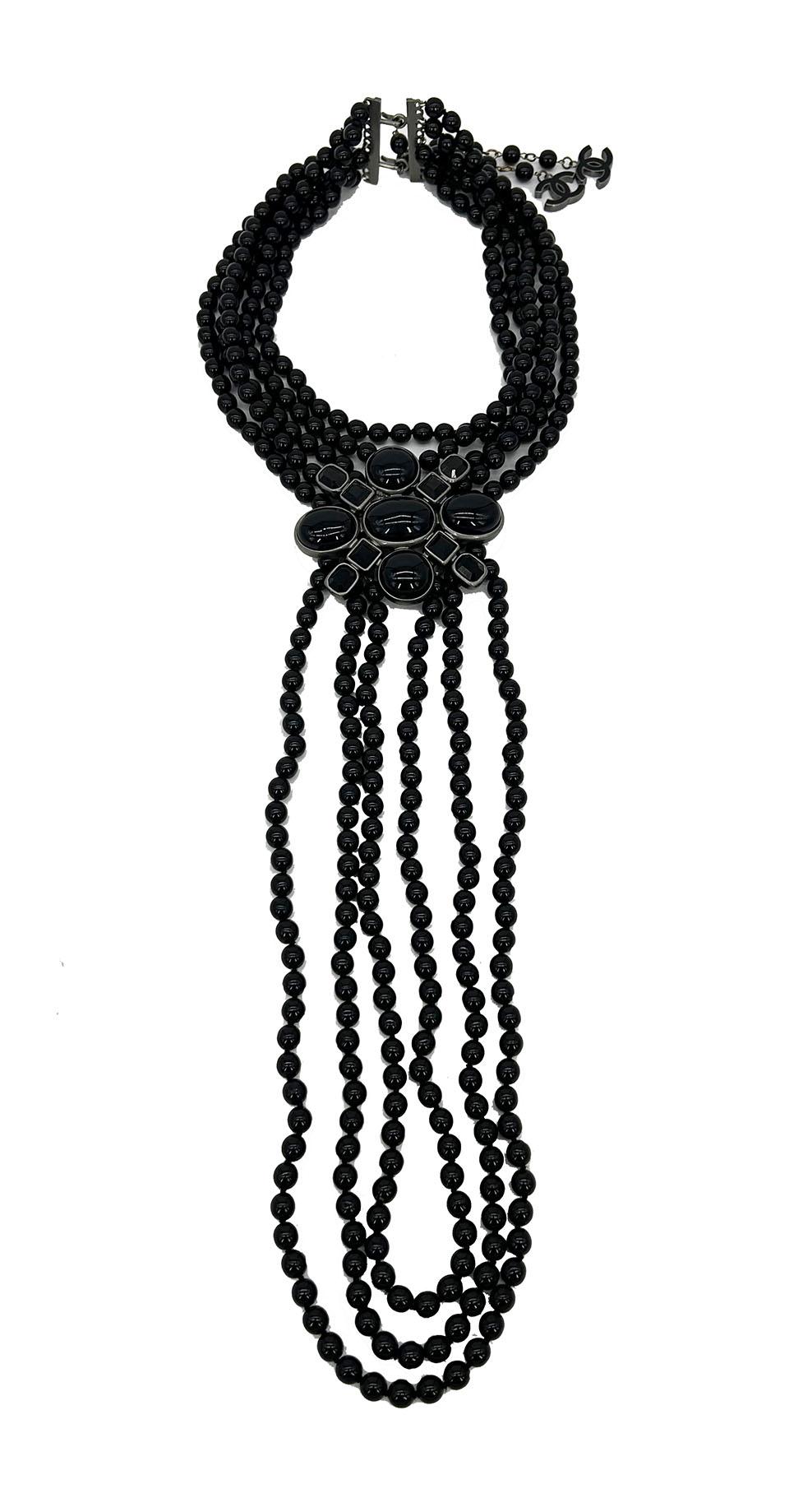 Chanel Schwarze perlenbesetzte mehrreihige Emblem-Halskette mit Emblem Damen im Angebot