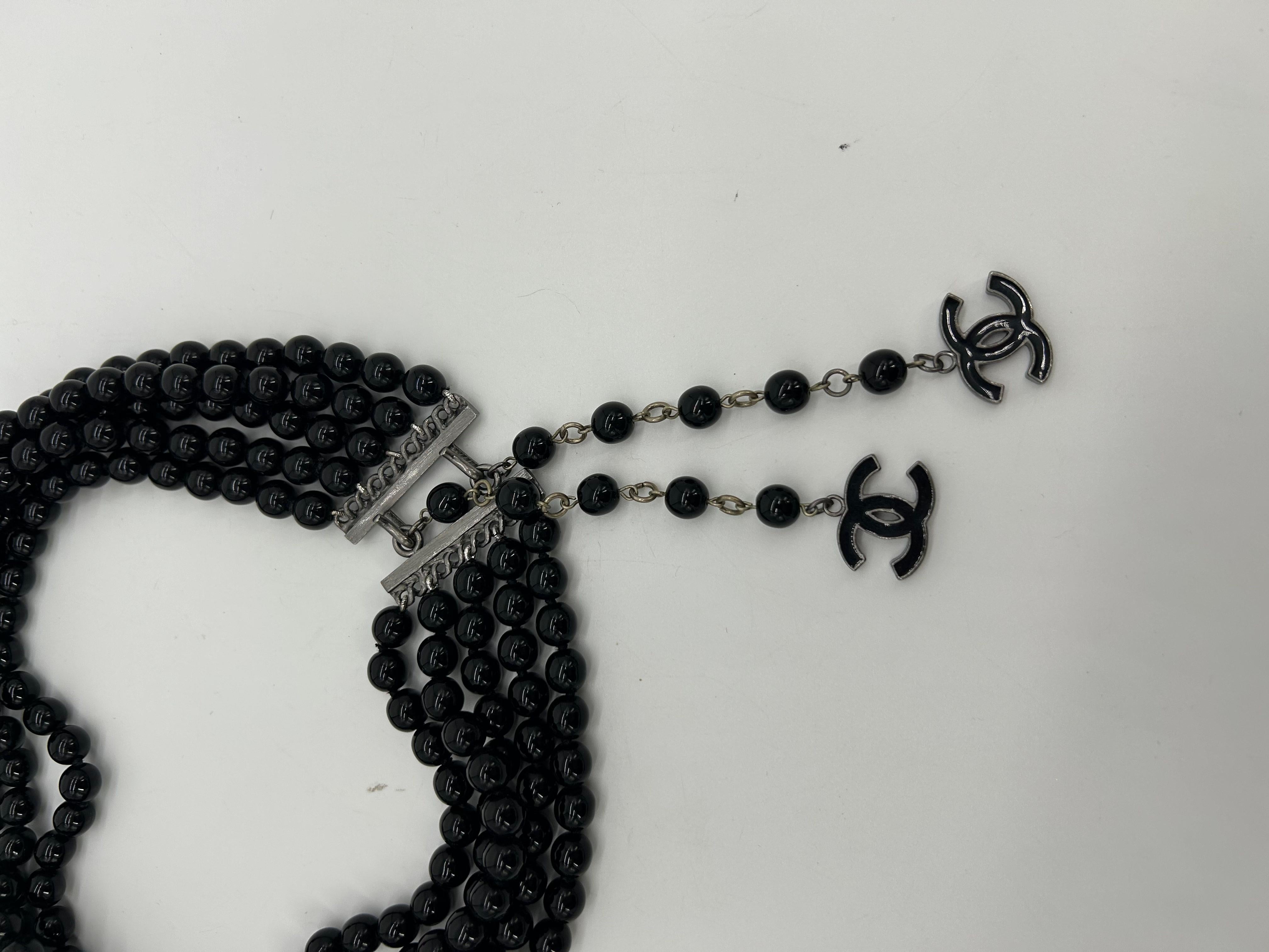 Chanel Schwarze perlenbesetzte mehrreihige Emblem-Halskette mit Emblem im Angebot 1