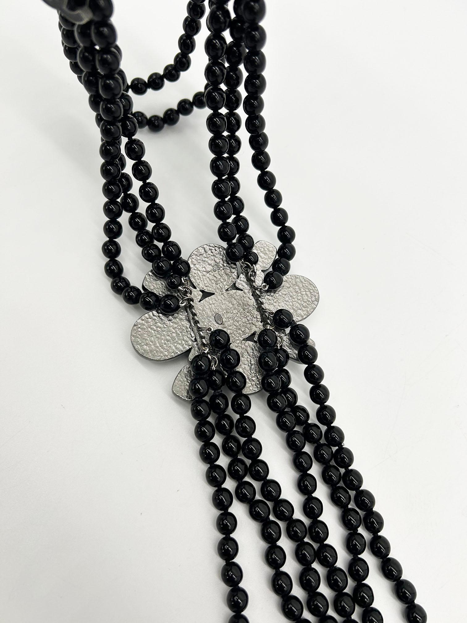 Chanel Schwarze perlenbesetzte mehrreihige Emblem-Halskette mit Emblem im Angebot 3