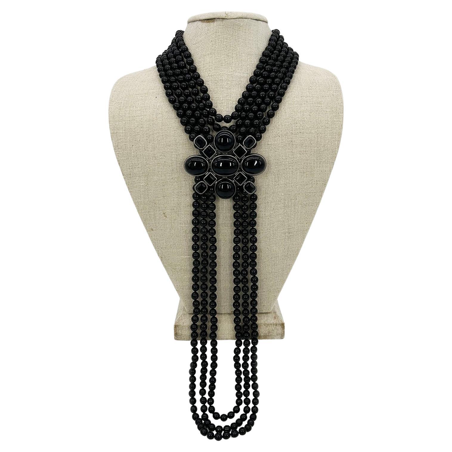 Chanel Schwarze perlenbesetzte mehrreihige Emblem-Halskette mit Emblem im Angebot