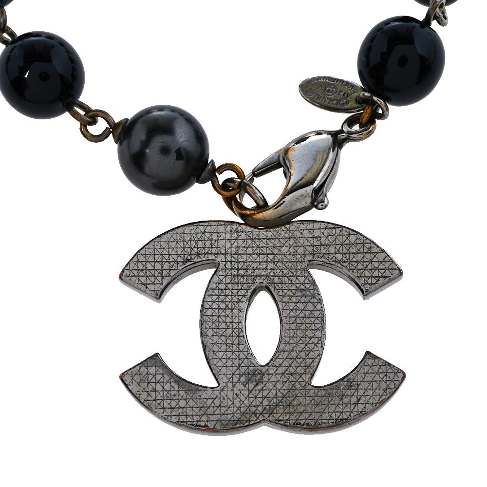 Edgy and stylish, this bracelet from Chanel will help you put forward a statement look. It has been crafted from silver-tone metal and styled with black glass beads and faux pearls. It also carries the iconic CC logo charm and fastens with the help