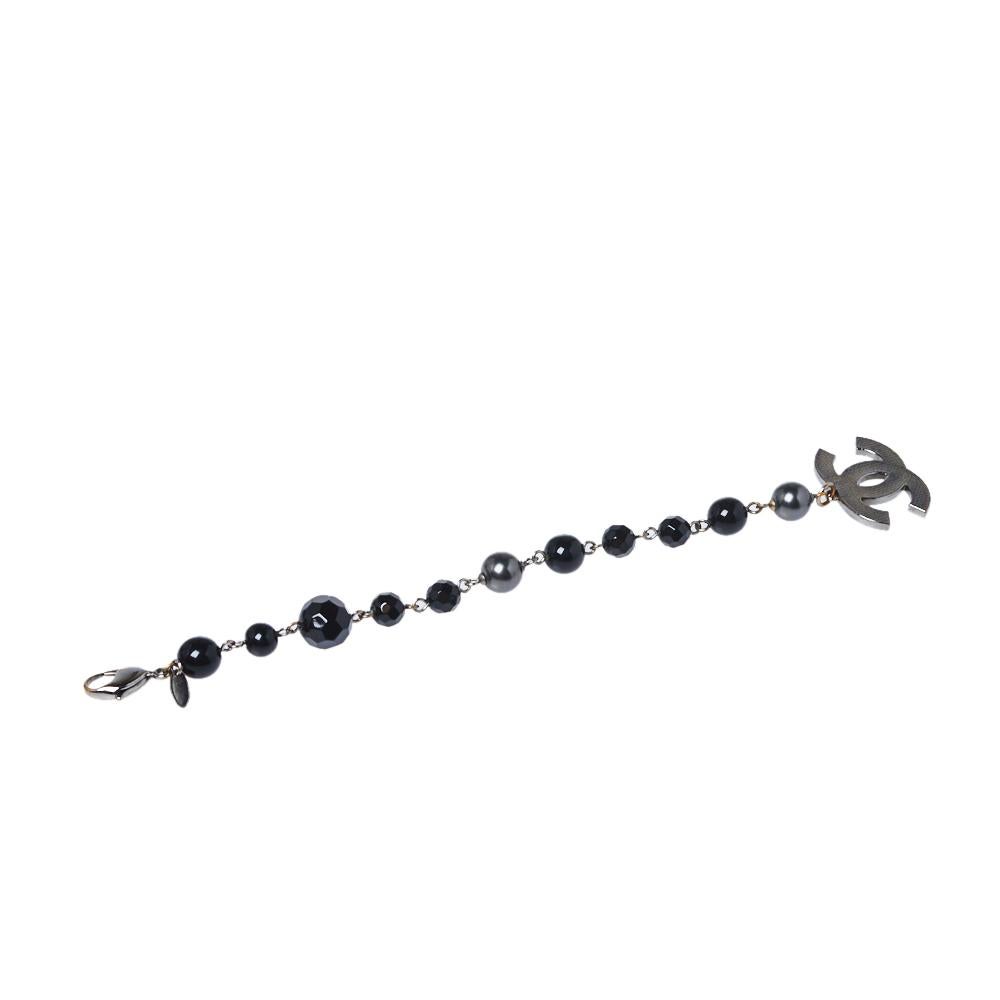 Chanel Black Beads Faux Pearl Silver Tone CC Charm Bracelet 19cm In Good Condition In Dubai, Al Qouz 2