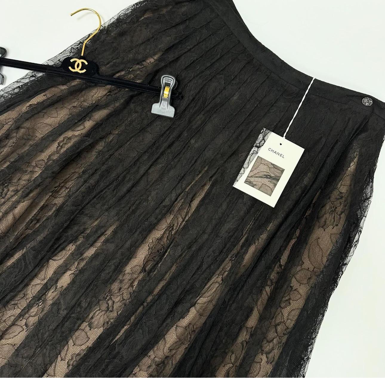 Chanel Black Beige Floral Lace Skirt Size  For Sale 2
