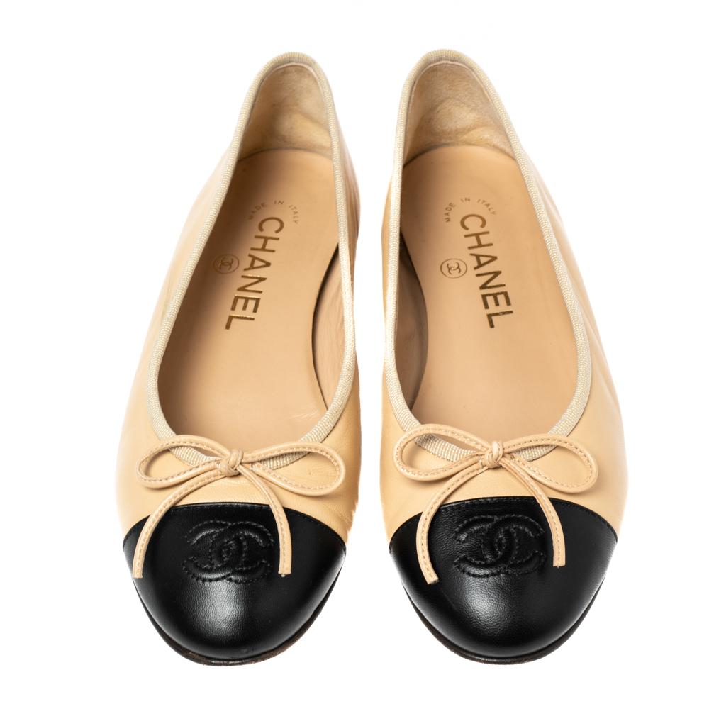 Minimalistic and timeless, these Chanel ballet flats are perfect for channeling an air of elegance. These flats are crafted from leather and feature cap toes with the signature CC logo stitch detailing. They also flaunt bows at the front and come