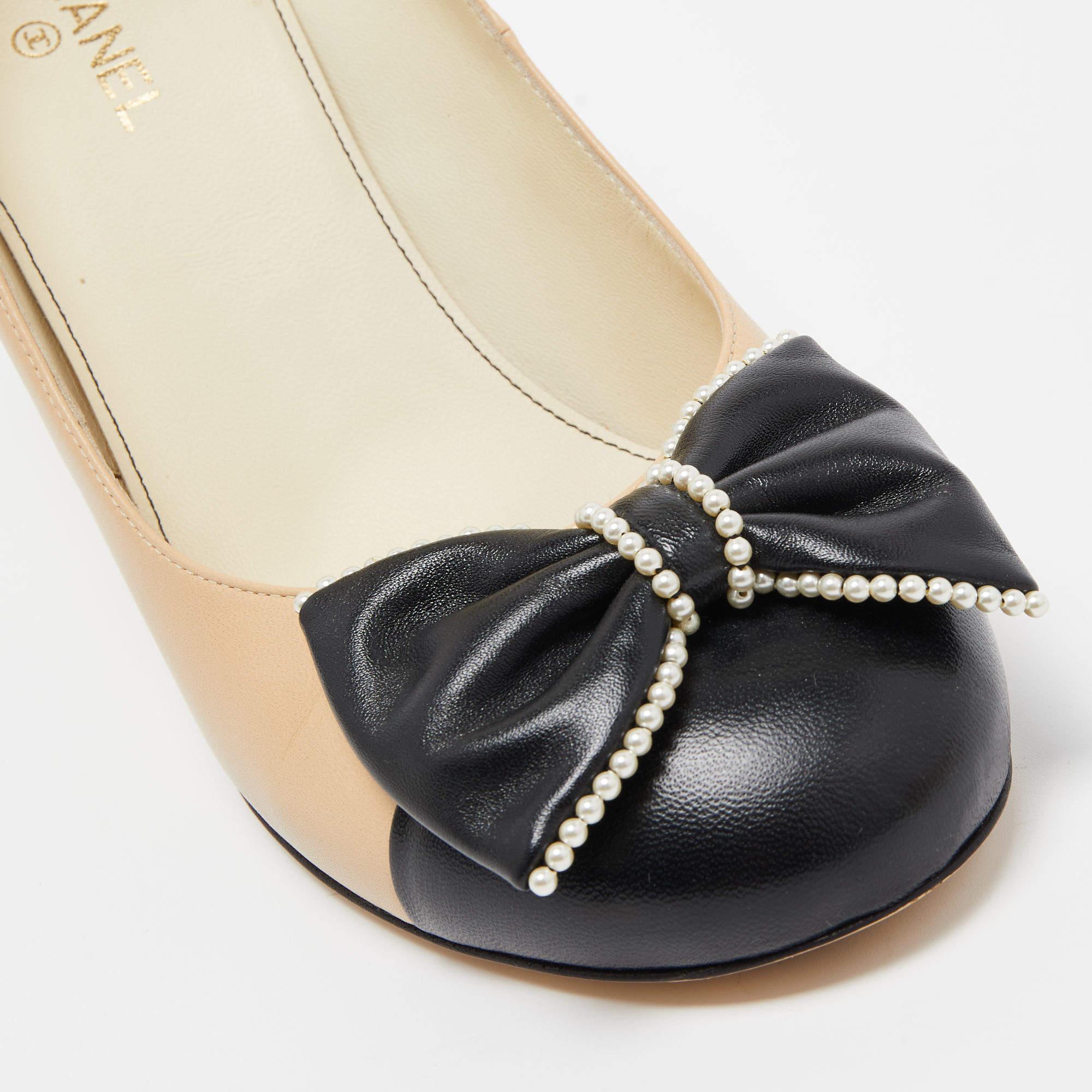 Women's Chanel Black/Beige Leather Pearl Embellished Bow Cap Toe Pumps Size 39
