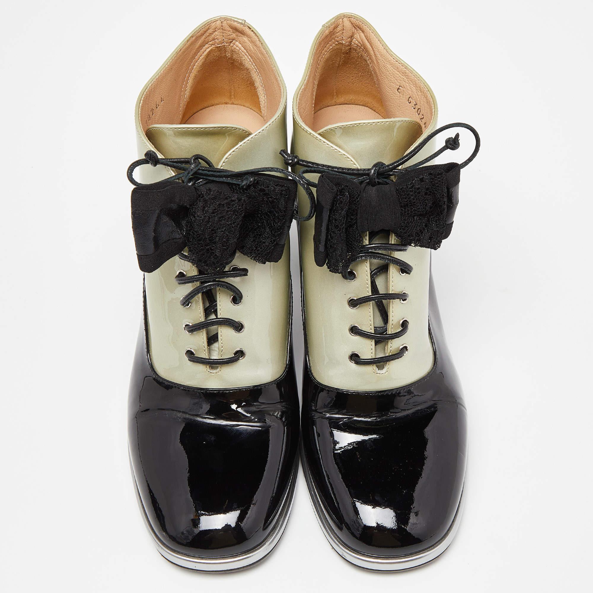 Chanel Black/Beige Patent Leather Bow Lace Up Ankle Boots Size 39 In Good Condition In Dubai, Al Qouz 2