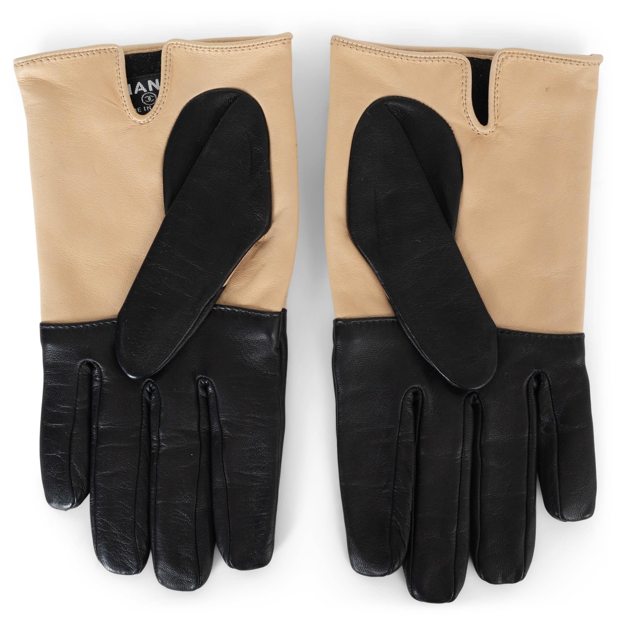 Este par de guantes acolchados de piel de cordero beige Chanel 100% auténticos tiene los dedos de piel de cordero negra, lo que ofrece un lujoso contraste de texturas. Los guantes están adornados con el emblemático logotipo CC en rutenio, que añade
