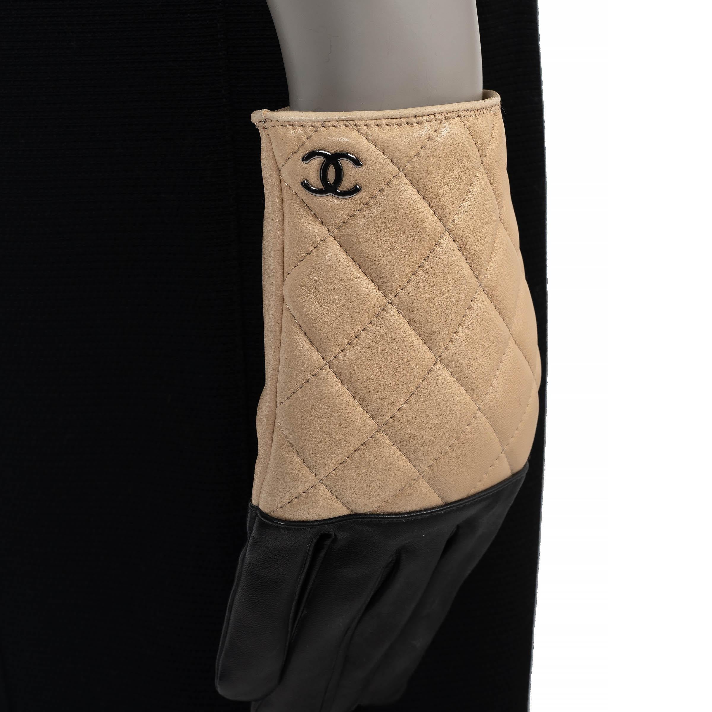 De las mujeres CHANEL guantes de cuero acolchado negro y beige 7 en venta