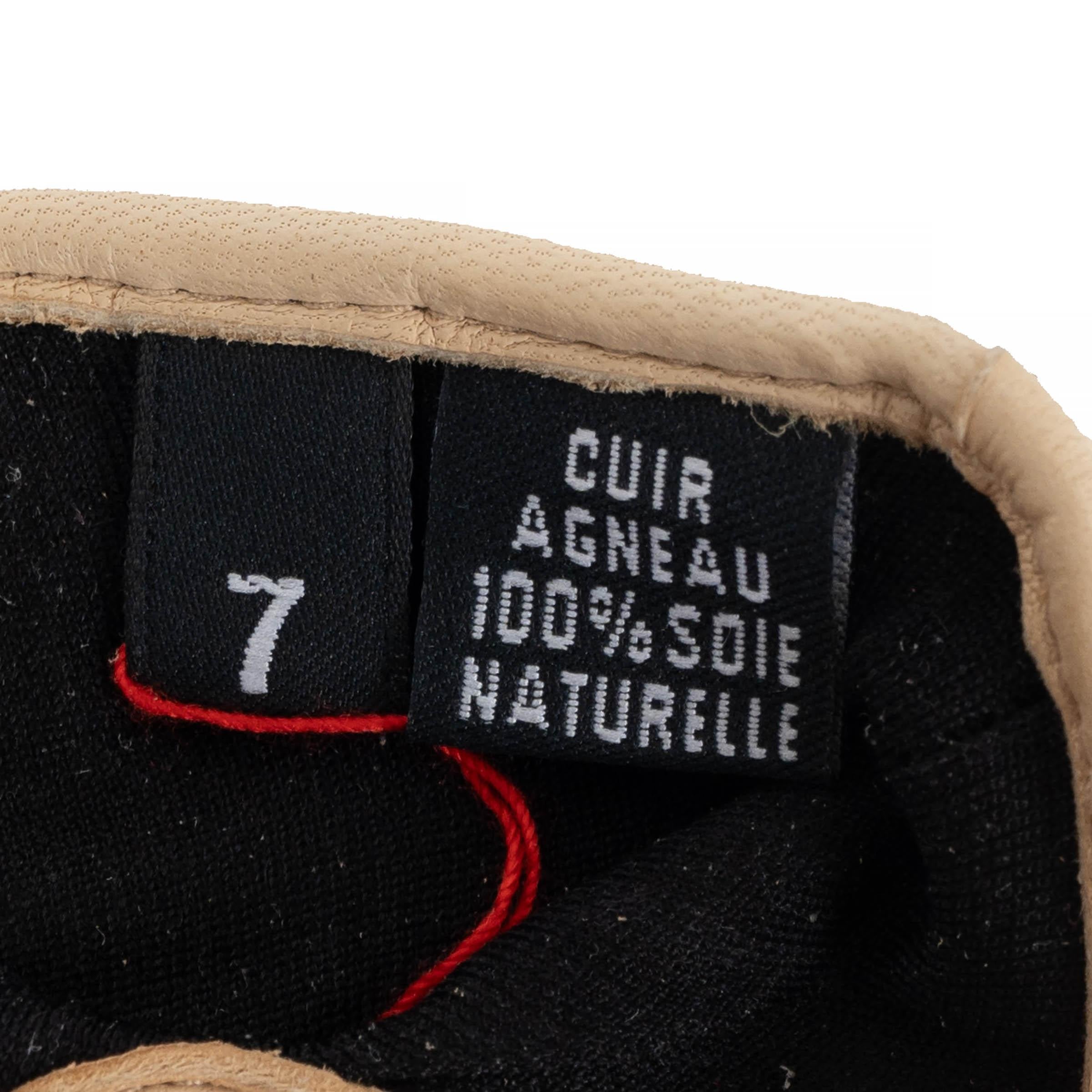 CHANEL guantes de cuero acolchado negro y beige 7 en venta 1