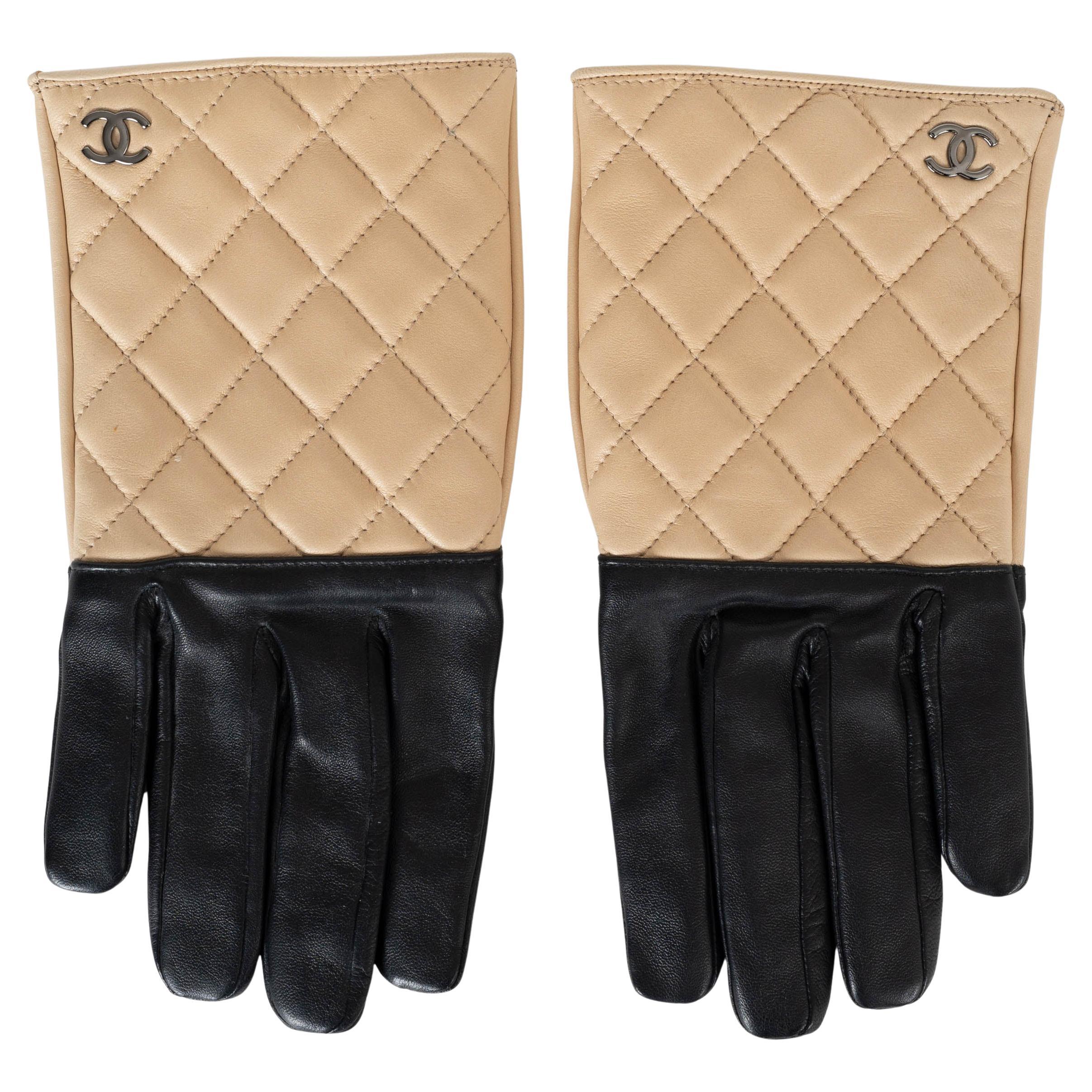 CHANEL black & beige quilted leather Gloves 7