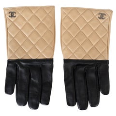 CHANEL - Gants en cuir matelassé noir et beige 7