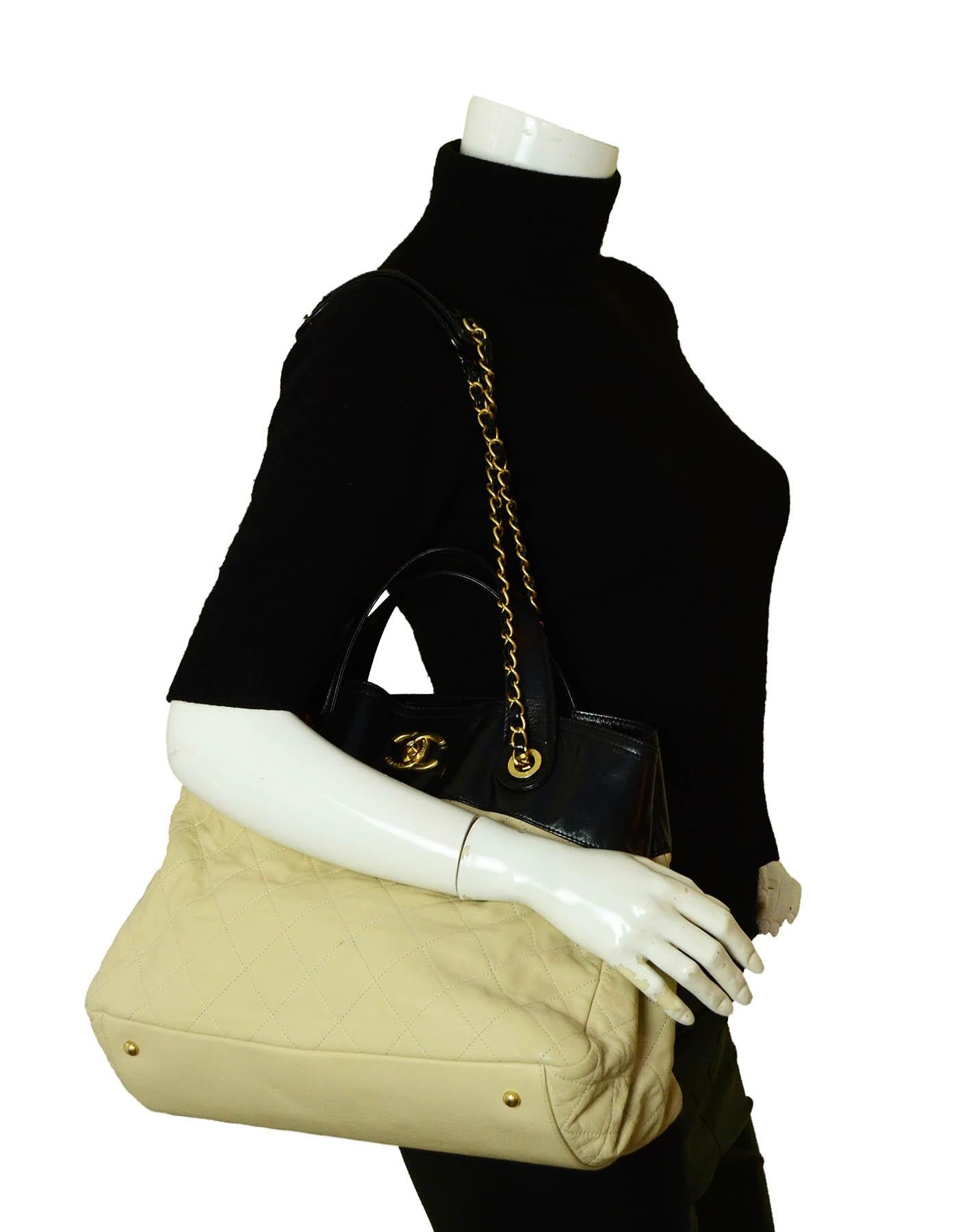 Chanel Schwarz/Beige gesteppte Leder-Tragetasche In-the-Mix mit Riemen im Zustand „Gut“ in New York, NY