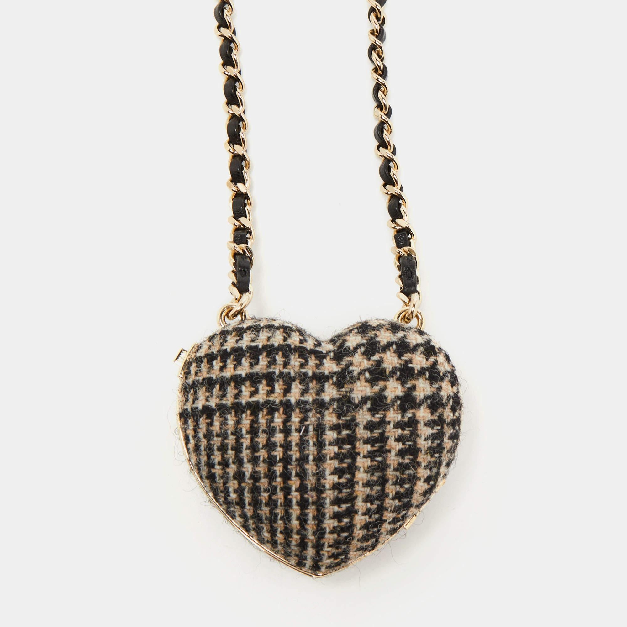 Chanel Black/Beige Tweed CC Locket Necklace In Excellent Condition In Dubai, Al Qouz 2
